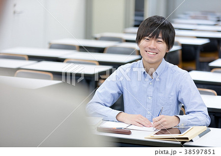 大学生　男性　キャンパスライフ　講義室 38597851