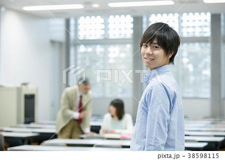 大学生　男性　キャンパスライフ　講義室 38598115