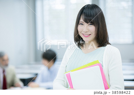 女子大学生　大学の先生　男性と女性　キャンパスライフ　講義室 38598422