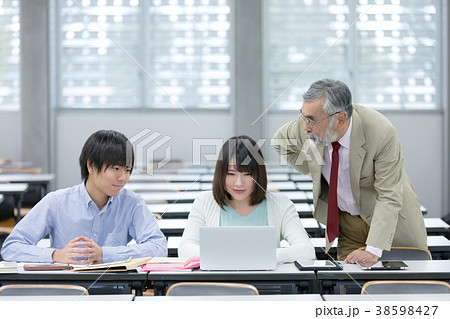 女子大学生 大学の先生 男性と女性 キャンパスライフ 講義室 女子大学生 大学の先生 男性と女性 キャンパスライフ 講義室 38598427