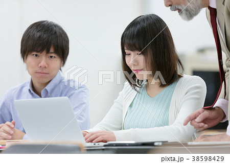 女子大学生 大学の先生 男性と女性 キャンパスライフ 講義室 女子大学生 大学の先生 男性と女性 キャンパスライフ 講義室 38598429