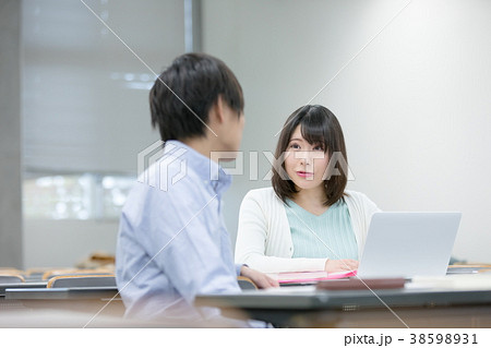 女子大学生 大学の先生 男性と女性 キャンパスライフ 講義室 女子大学生 大学の先生 男性と女性 キャンパスライフ 講義室 38598931