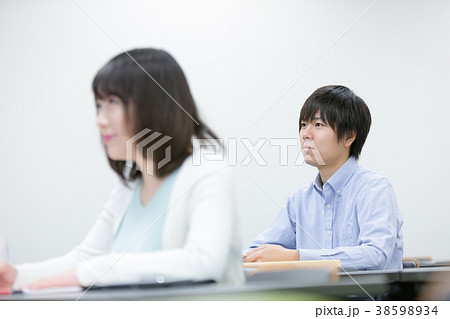 女子大学生 大学の先生 男性と女性 キャンパスライフ 講義室 女子大学生 大学の先生 男性と女性 キャンパスライフ 講義室 38598934