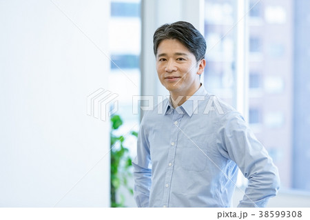 カジュアルオフィスイメージ　ビジネスイメージ　私服　会社員 38599308