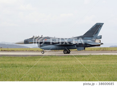 福岡県築城基地の誘導路を地上滑走する航空自衛隊のF-2A支援戦闘機 福岡県築城基地の誘導路を地上滑走する航空自衛隊のF-2A支援戦闘機 38600685