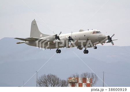福岡県の航空自衛隊築城基地を離陸する海上自衛隊のP-3Cオライオン哨戒機 福岡県の航空自衛隊築城基地を離陸する海上自衛隊のP-3Cオライオン哨戒機 38600919