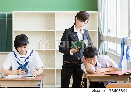 スクールデイズ 居眠りとスマホ遊び 38603341
