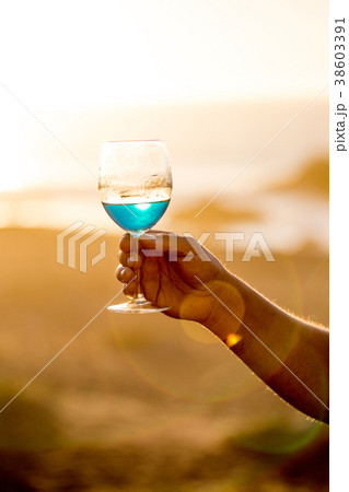 Mens hand holding glass of spanish blue with wine 38603391