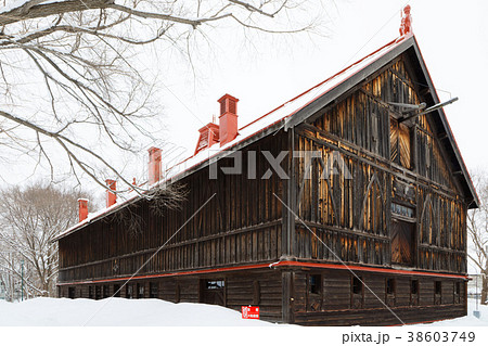 雪景色の札幌農学校第2農場　産室追込所及耕馬舎 38603749