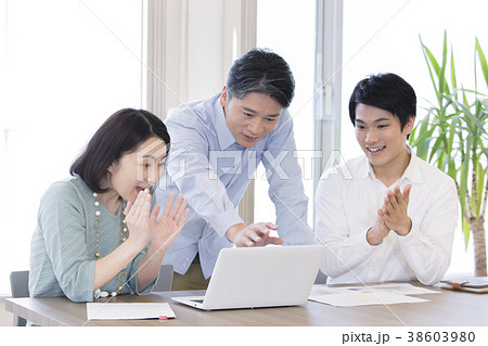 ビジネスシーン　拍手　褒める　会議 　 38603980