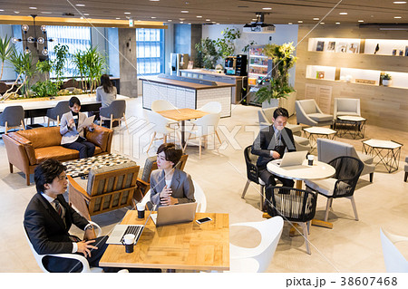オフィスイメージ　クリエイティブ　スタッフ　コワーキングスペース 38607468