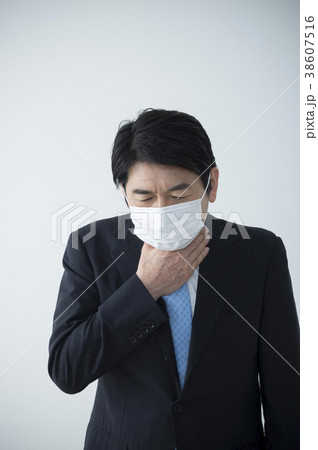 体調不良のビジネスマン男性 38607516