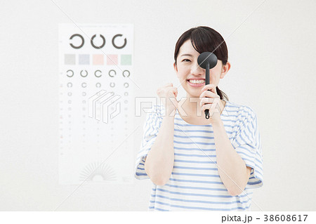 女性　眼科　病院　視力検査 38608617