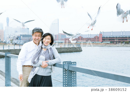 レンガ倉庫バックにて 旅行を楽しむ50代夫婦 レンガ倉庫バックにて 旅行を楽しむ50代夫婦 38609152