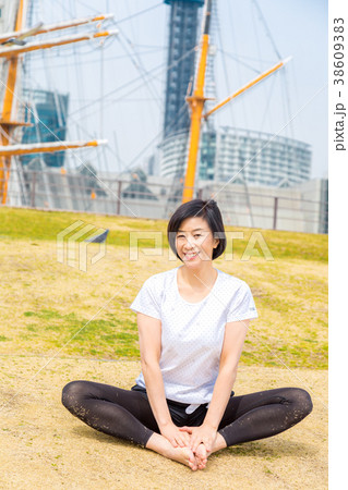 屋外でヨガを楽しむ女性 38609383