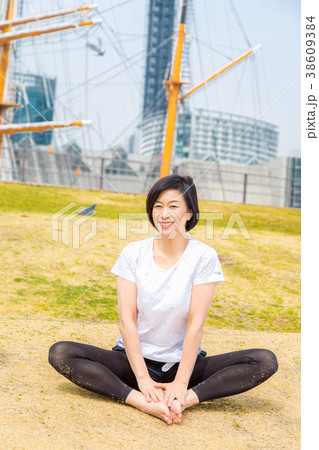 屋外でヨガを楽しむ女性 38609384