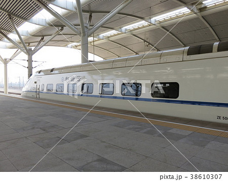 出発を待つ高速鉄道・和解号（中国・大連） 38610307