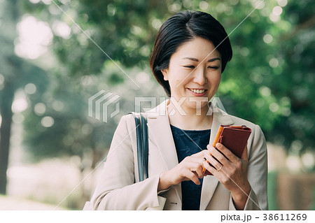 スマホを持つビジネスウーマン　ミドル女性 38611269
