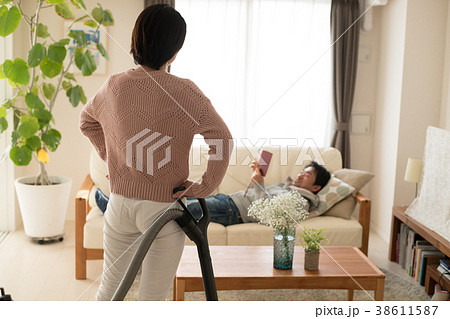 家事を手伝わない男性にイライラする女性　ミドル夫婦 38611587
