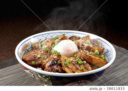 温泉卵がのった角煮丼 湯気あり 温泉卵がのった角煮丼 湯気あり 38611833