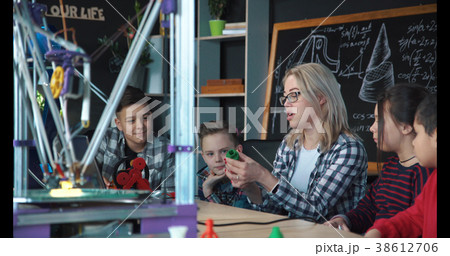 Kids studying process of 3d printing 38612706