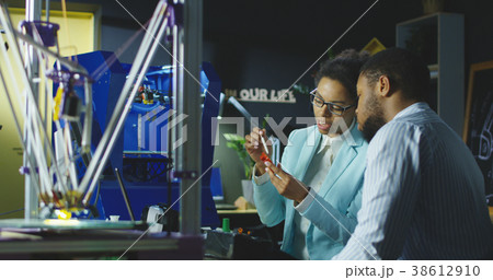 Engineers working in laboratory 38612910