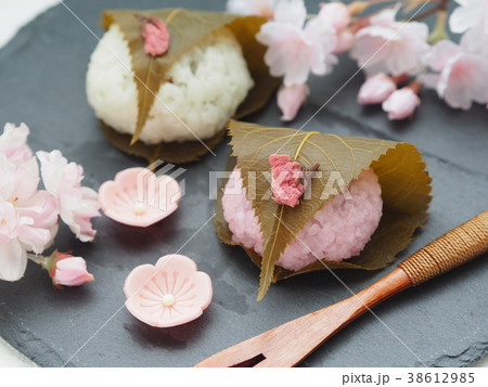 2色のかわいい桜餅の写真素材