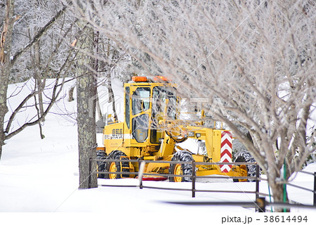 道路の除雪中 道路の除雪中 38614494
