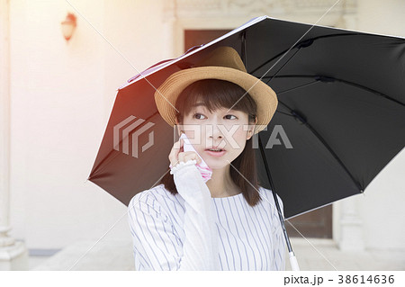 紫外線対策 汗を拭く女性 紫外線対策 汗を拭く女性 38614636