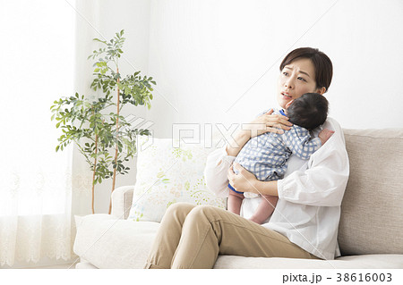 赤ちゃんを抱く女性 38616003