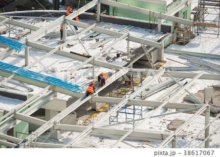 Workers on the building roof 38617067