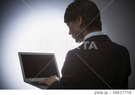ビジネス　シルエット　男性　ビジネスマン 38617756