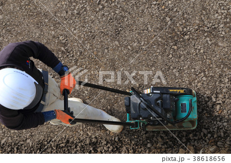 基礎工事の整地作業、路盤を締め固めるプレートコンパクター 38618656