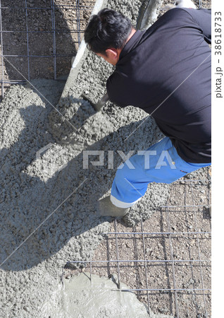 基礎工事の底盤部分のコンクリート打設 基礎工事の底盤部分のコンクリート打設 38618733