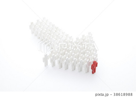 People figure in arrow shape with the leader 38618988