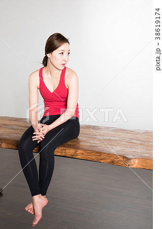 運動 ピラティス 若い女性 38619174