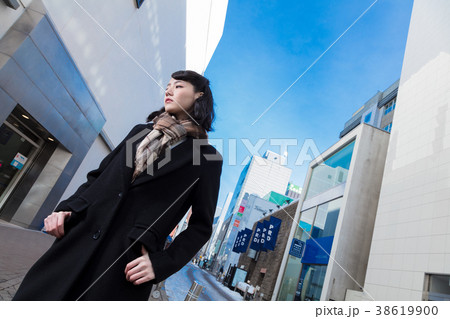 街中を歩く女性の横顔の写真素材