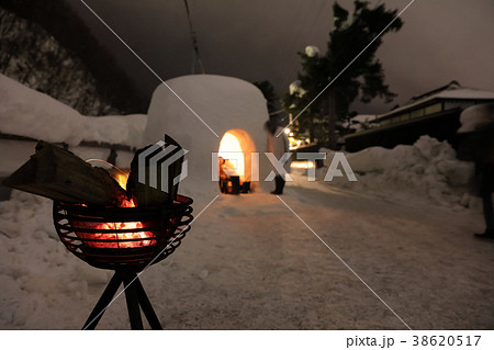 横手 かまくら祭り 羽黒町武家屋敷通り たいまつの灯り イメージの写真素材