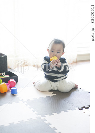 10ヶ月の赤ちゃんの写真素材