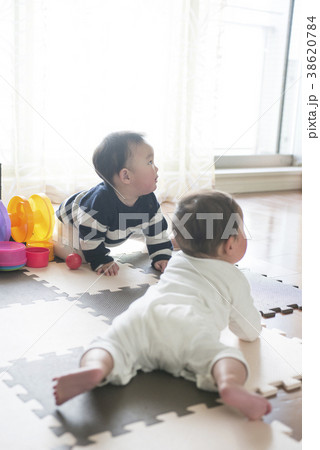 2人で遊ぶ赤ちゃん 38620784