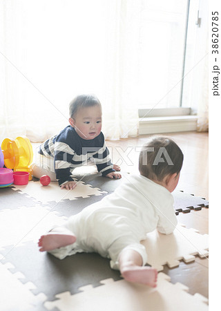 2人で遊ぶ赤ちゃん 38620785