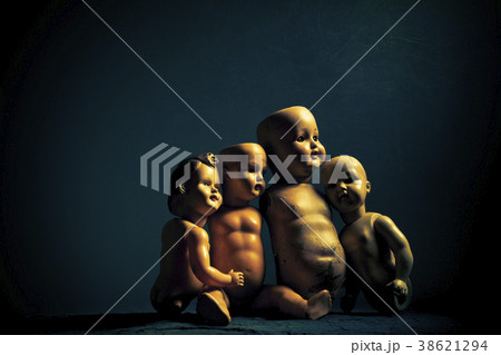 Group of creepy dolls in the dark Group of creepy dolls in the dark 38621294