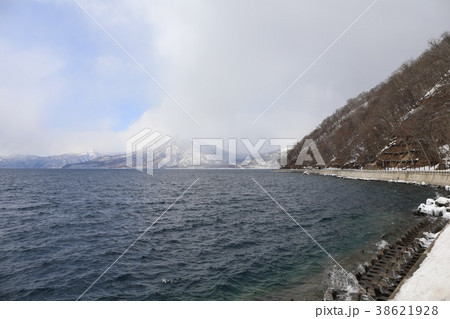 支笏湖畔から見る降雪する恵庭岳 支笏湖畔から見る降雪する恵庭岳 38621928