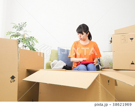 引越しの準備をする女性 引越しの準備をする女性 38621969