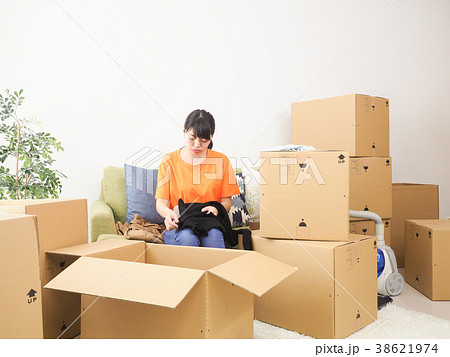 引越しの準備をする女性 38621974