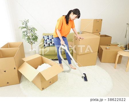 引越した部屋の掃除をする女性 引越した部屋の掃除をする女性 38622022