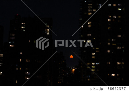 Red moon in NYC 38622377