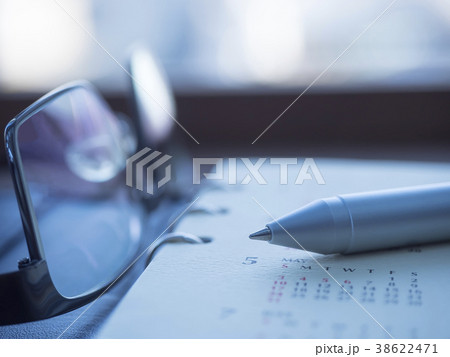 ビジネスイメージ・カレンダー・手帳・メガネ・5月 ビジネスイメージ・カレンダー・手帳・メガネ・5月 38622471