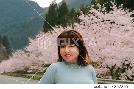 桜並木　女性ポートレート 38622652
