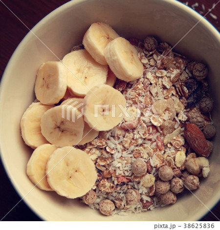 Granola bowl with banana, raisins and nuts closeup 38625836